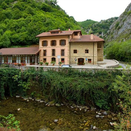 Hotel La Casona De Mestas Ponga Esterno foto